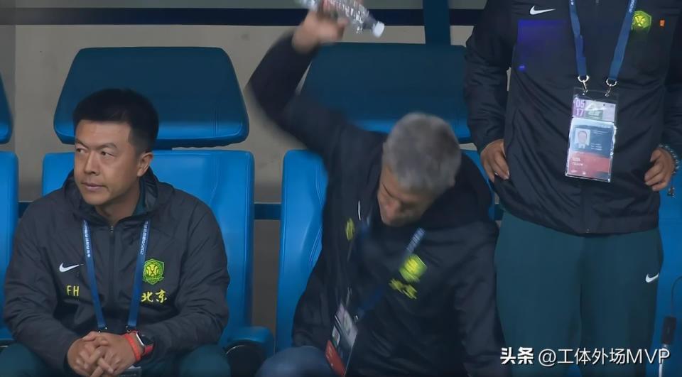 本泽马场边指挥情绪激动，国安队员怒摔水瓶